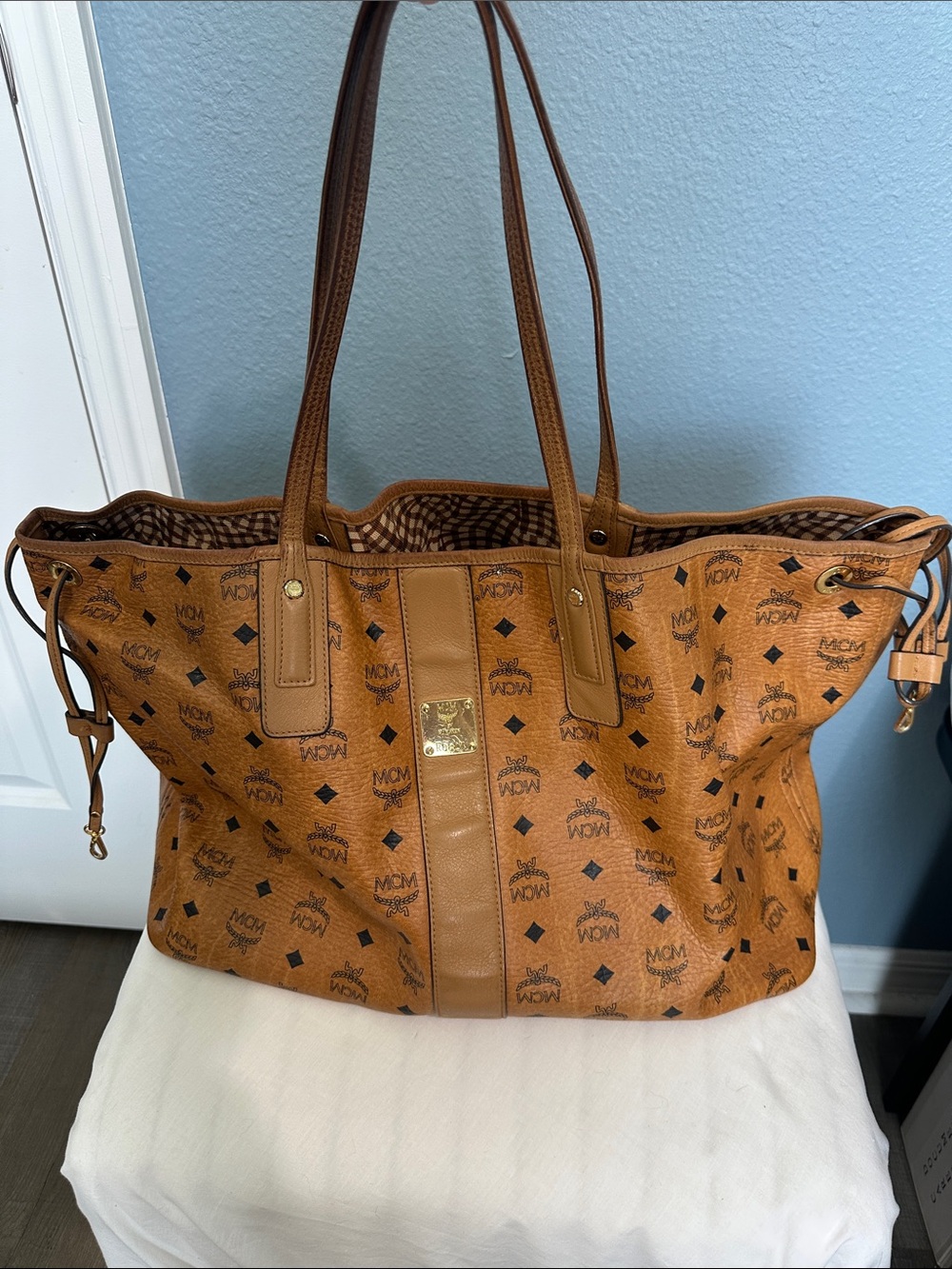 AUTHENTIC  reversibles Liz large MCM Cognac Visetos Logo Tote with Gold Plaque